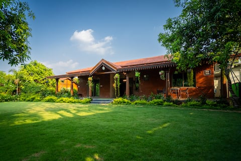 "Hidden Haven" Farm House with Private Pool