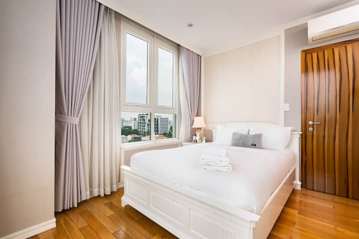 C'est la deuxième chambre avec un grand lit queen size et une armoire intégrée 