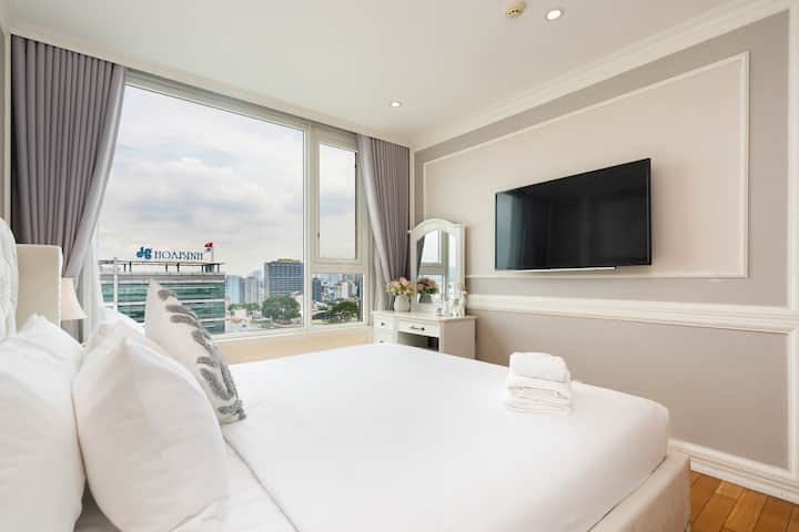 1 très grand lit king size pour 2 personnes, avec 1 grande salle de bain, grande armoire