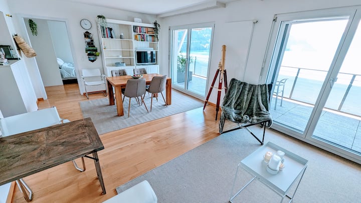 Soggiorno e sala da pranzo panoramici con impianto Sonos, TV e cannocchiale