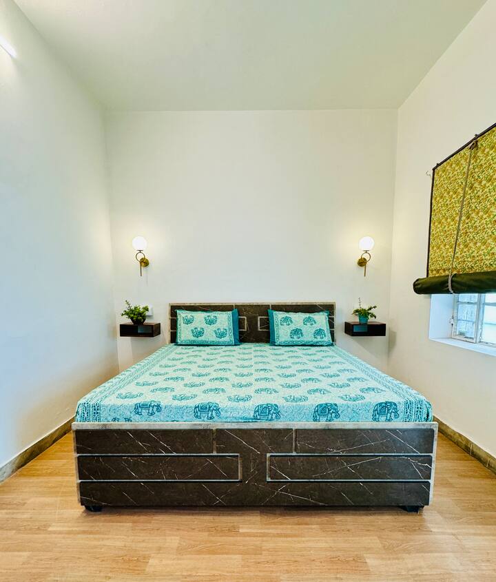 "Cómoda habitación doble con baño privado, aire acondicionado, televisor inteligente, colchón de memoria y amplia ventilación".