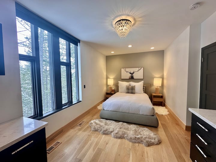 Private bedroom with queen bed, with stunning views of the secluded Alpine forest. Large flat screen TV in bedroom. Lots of closets and drawers.