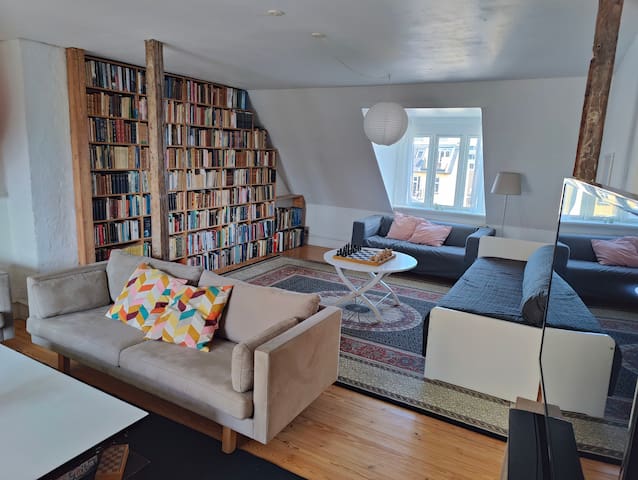 Stor, charmerende og central lejlighed