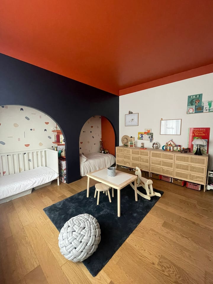 Velika dječja soba, koju je arhitekt preuredio u siječnju 2024., s krevetom 140x70 i krevetom 120x60 (otvorenim ili s rešetkama, ovisno o dobi). Tu je sve što vam je potrebno za brigu o djeci: igračke, stol za previjanje, knjige...