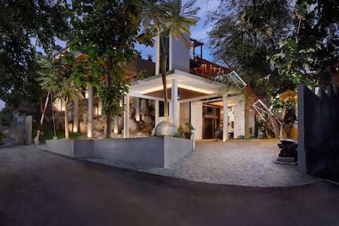 Specious 10-bedroom luxury villa with ocean view
