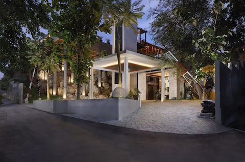 Specious 10-bedroom luxury villa with ocean view