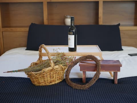 Minimalist Elegance Retreat: Close to Shops & Food