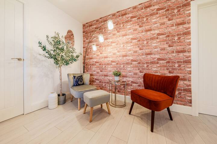 6BR house/2BR Bungalow & Parking gallery image 5