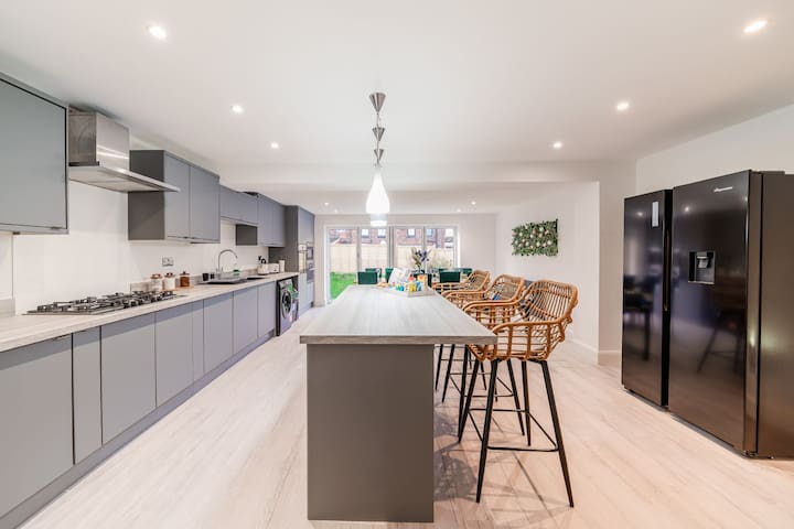 6BR house/2BR Bungalow & Parking