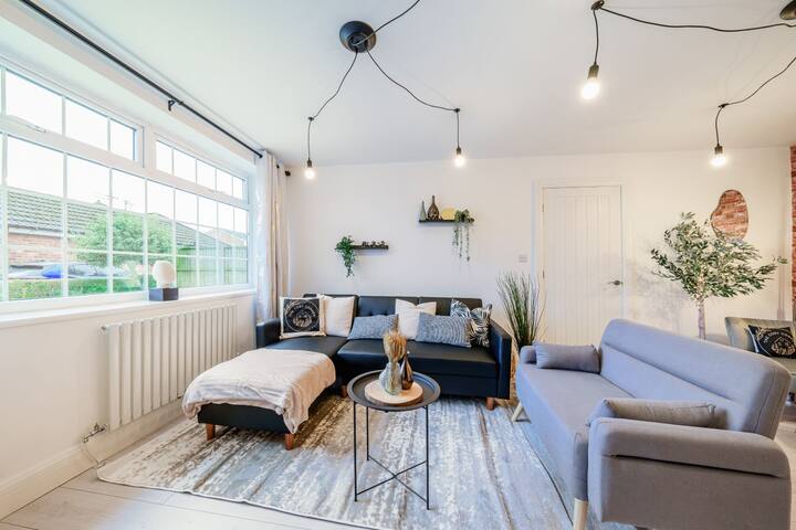 6BR house/2BR Bungalow & Parking gallery image 3