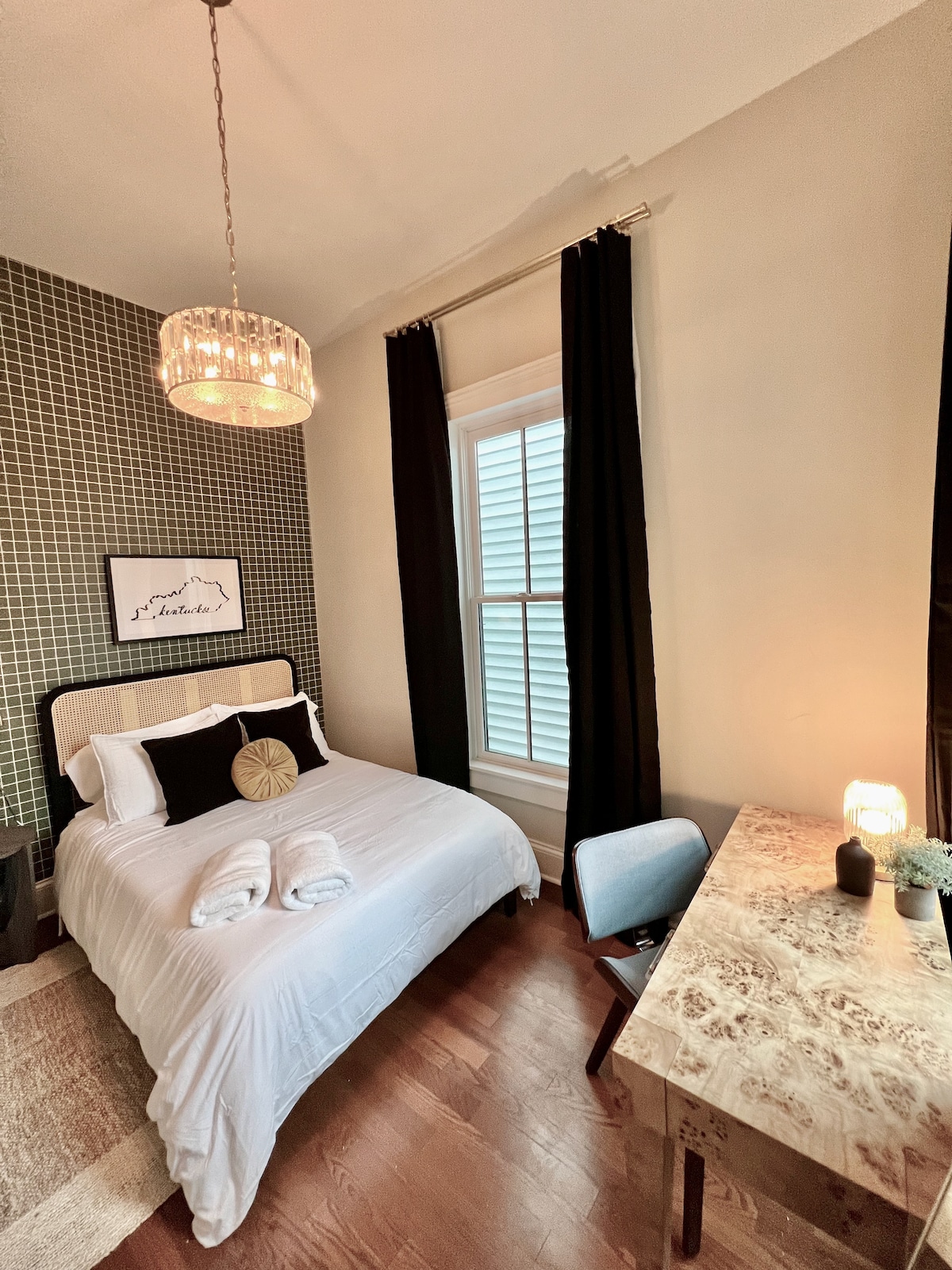 "أنيقة وعملية — غرفة الضيوف هذه تتضاعف كملاذ هادئ ومساحة عمل منتجة."