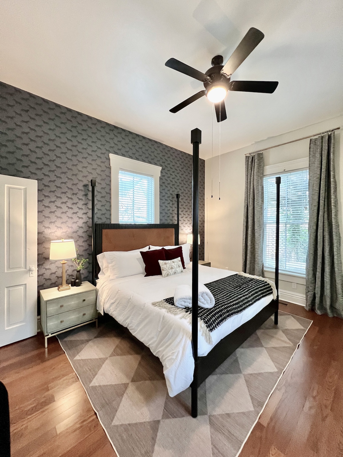 "استمتع بالنوم في مكان أنيق — سرير مريح بحجم كينج، ولمسات من تصميمات أشهر المصممين، وستائر تعتيم لقضاء ليلة هادئة".