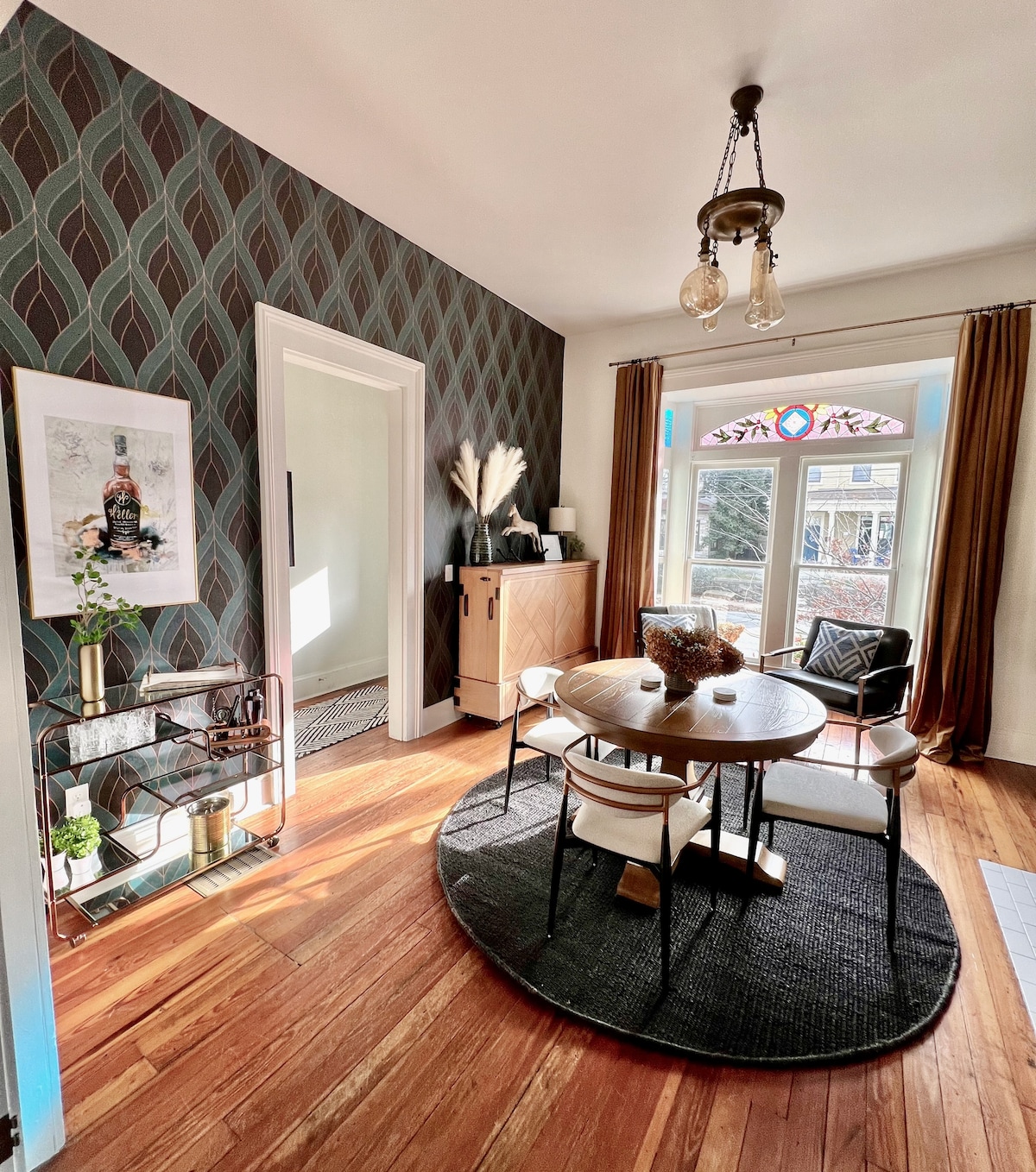 "قلب المنزل — استمتع بتناول الطعام أو اللعب تحت الإضاءة العتيقة وأشعة الشمس الدافئة في كنتاكي."