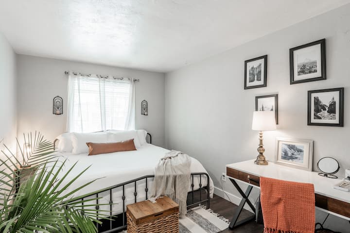 Clean, Comfy, Pet Friendly & Fully Stocked - Medford, OR