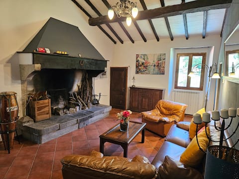 Airbnb con migliori performance: Spacious Tuscan Villa, Great views, Pool, Wedding a Poppi