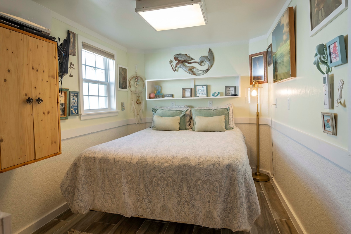 غرفة نوم بسرير بحجم كبير