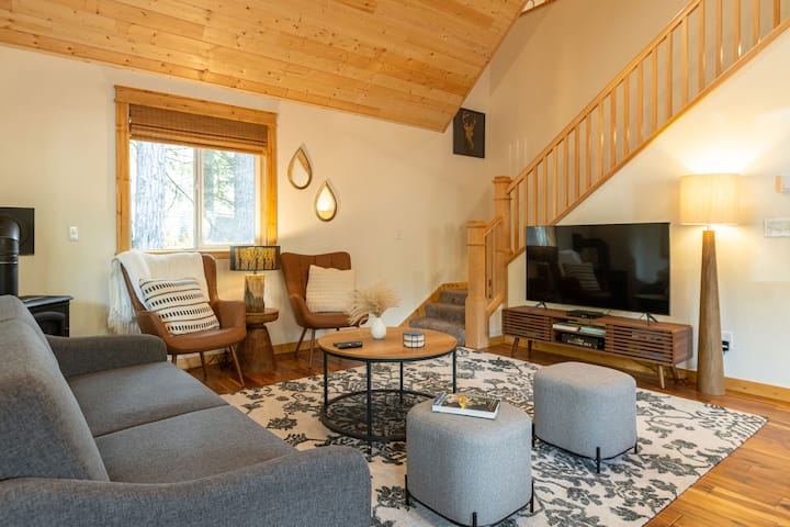 Sala de estar, con sofá cama. Televisión de 43 pulgadas para ver tus películas o programas de televisión favoritos.