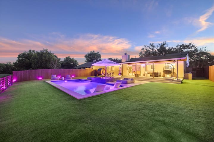 Heated Pool+Hot Tub+ Sauna+ Game room