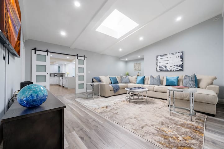 135 Luxurious, modern private home gallery image 3