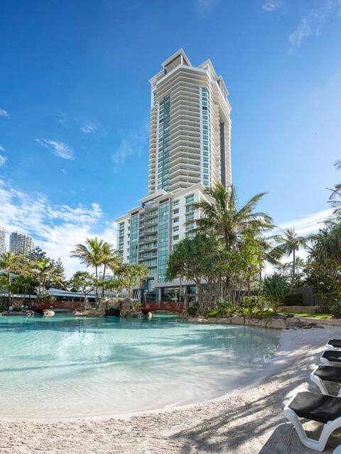 Top Airbnb: Check-In 10am, Check-Out 2pm, SAVVY Hotel Room in Surfers Paradise