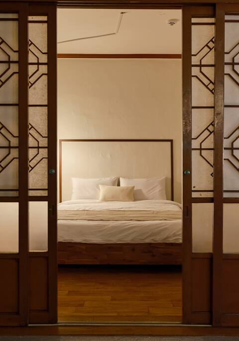 Dongseong-ro, Samdeok-dong Hot Place_4 beds_34 pyeong single-family home_Spacious living room_Spacio