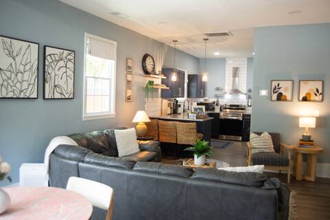 Price cut! Pet friendly, sleeps 8 w/ 2 fencedyards