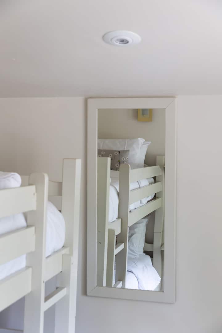 Camas literas en el dormitorio 2