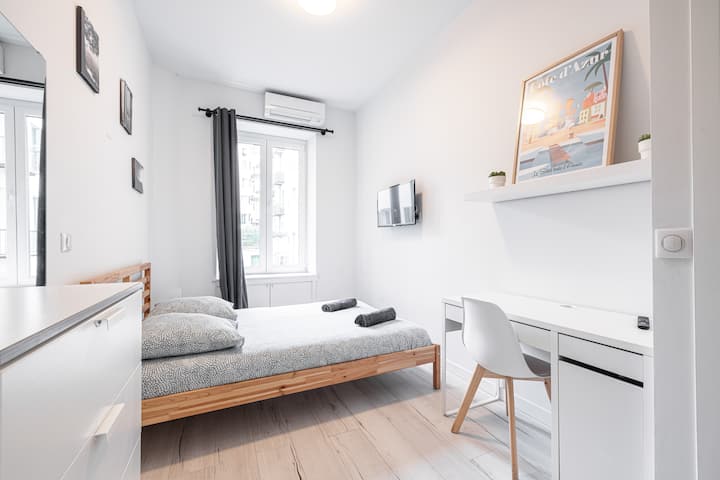 Chambre 3. la Master. Bračni krevet (160x200), radni stol, komoda, s 3 mala okvira iznad kreveta i TV-om u spavaćoj sobi i privatnoj kupaonici, ogledalom