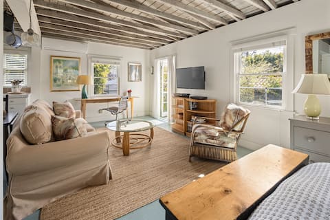 Top Airbnb: Gorgeous Santa Monica loft. in Santa Monica