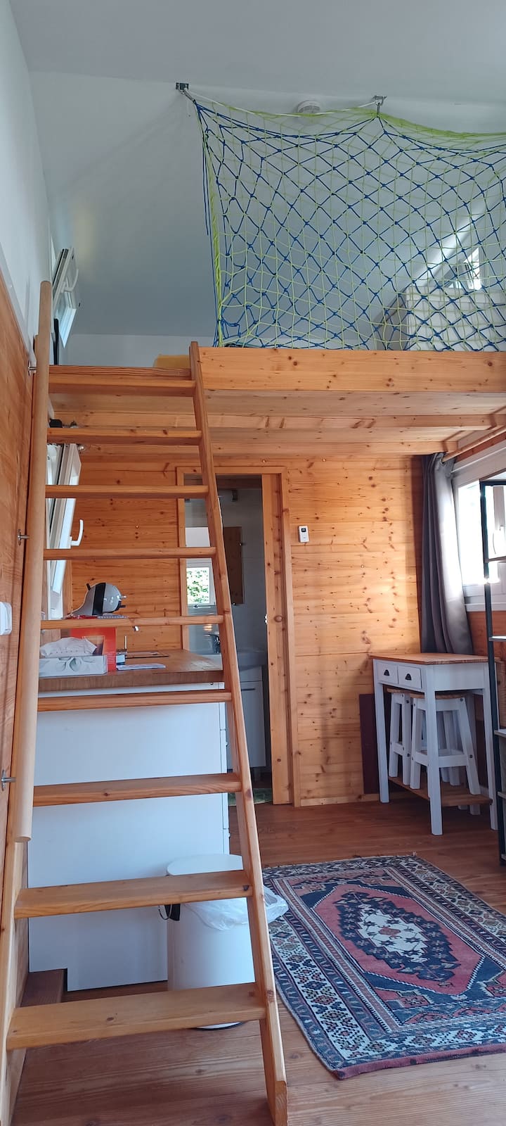 Stepenice do prostora za spavanje u potkrovlju. Nije prikladno za osobe s invaliditetom, teškom pretilošću ili ograničenom pokretljivošću!