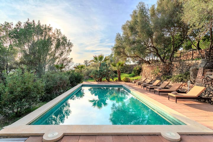 Rustic country house with pool near Santa Maria