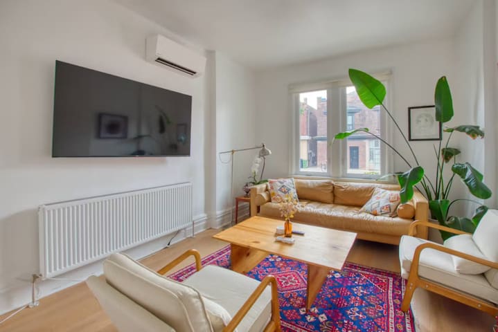 Modern 3-BR Detached Home near Downtown and Subway