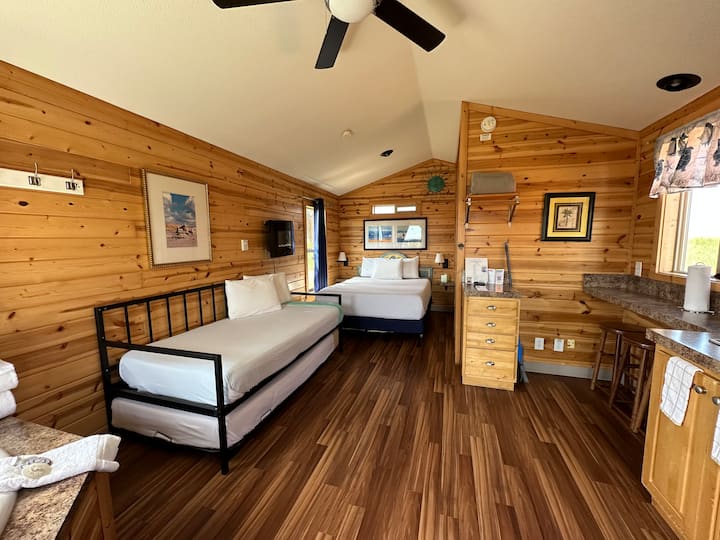 Studio Cabin With Kitchen And Jetted Tub - Ocean Shores, WA