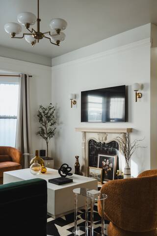 Luxe Victorian Retreat • Walk to Downtown gallery image 5