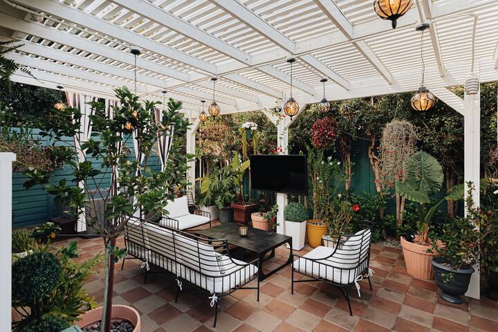 Luxe Victorian Retreat • Walk to Downtown gallery image 4