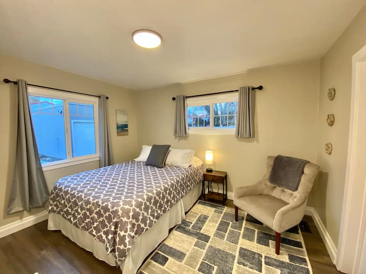 Საძინებელი №1: მთავარი იატაკის საძინებელი ორადგილიანი საწოლით და საკუთარი სააბაზანოთი, შედით კარადაში და ჩაშენებულია უჯრებსა და თაროებში. 