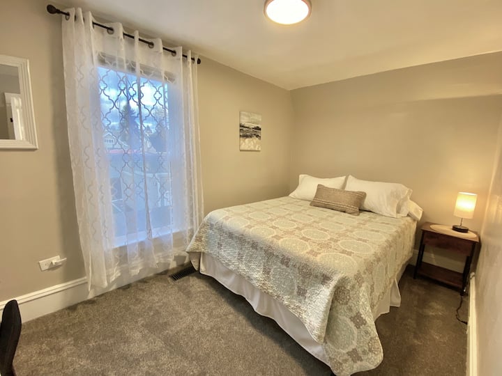 Საძინებელი №4: საწოლი 152 × 203 სმ, შესასვლელი კარადა, სამუშაო მაგიდა და კომპიუტერის სკამი სამუშაო სივრცისთვის. 