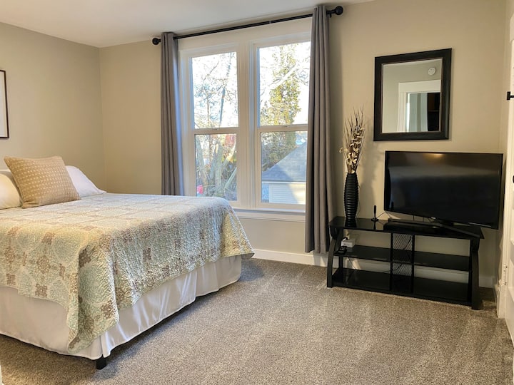 Საძინებელი №2: საწოლი 152 × 203 სმ სმარტ-ტელევიზორით. 