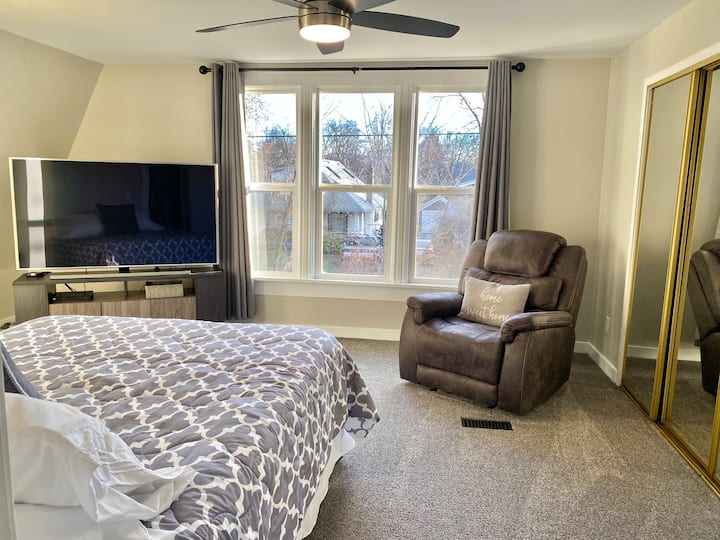 Საძინებელი №3: ორადგილიანი საწოლი და ორადგილიანი საწოლი სმარტ-ტელევიზორით, Apple TV, Blu-Ray პლეერი, დიდი კარადა და ტყავის სავარძელი. 