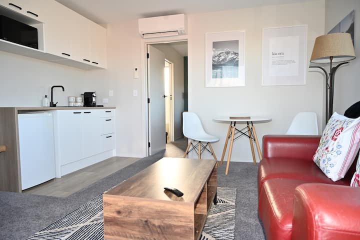 Furahia jua la alasiri katika sehemu ya kuishi au kwenye sitaha binafsi inayoelekea Mashariki