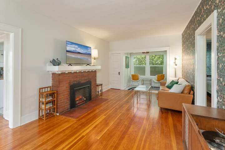Cozy Downtown Retreat With Two Living Quarters - Roseburg, OR