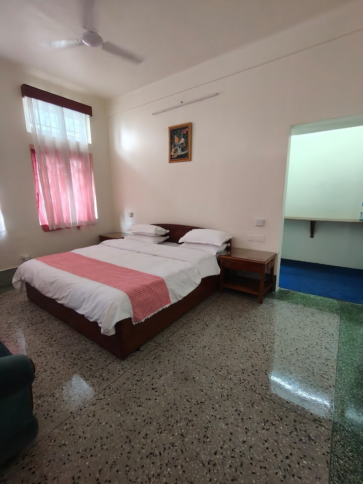 Тази стая е голяма ,просторна и  светла, с изглед към предната градина. Има отделна зона, предназначена за обличане и поставяне на багажа ви,с добре оборудвана новопостроена баня,която също е светла. Има много положително настроение.