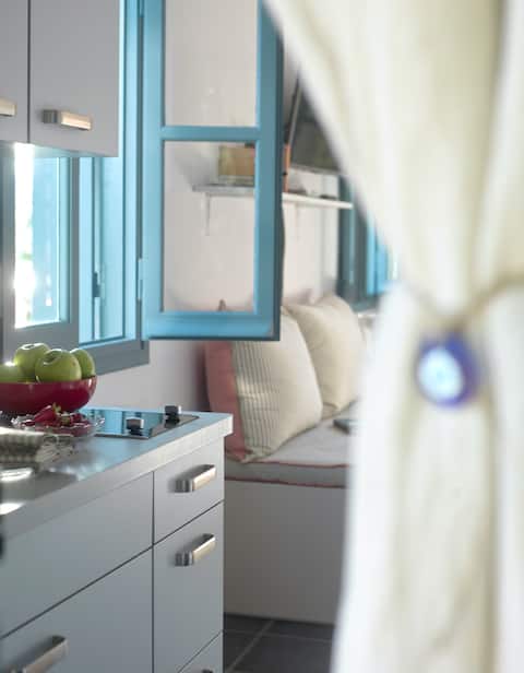 Top performing Airbnb: Studio hideaway view pool free pick up from port in Δήμος Πόρου