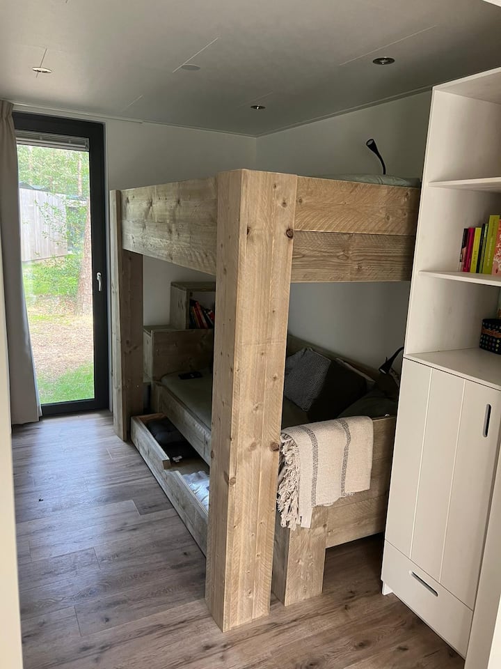  Მისაღებ ოთახში, ტელევიზორის კუთხეში მდებარეობს ლოფტის კაბინა ერთადგილიანი საწოლით, ეს სივრცე შეიძლება დაიხუროს.