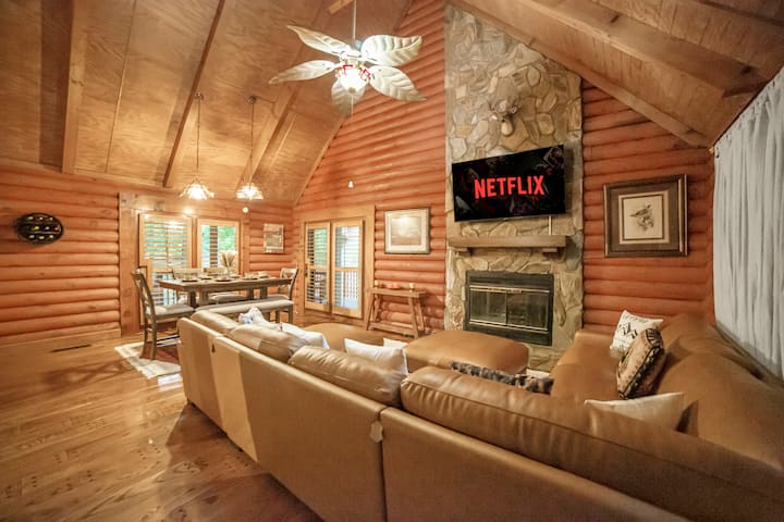 Private Luxury Cabin W/ Hot Tub, Fire Pit & Sauna - McDonough, GA
