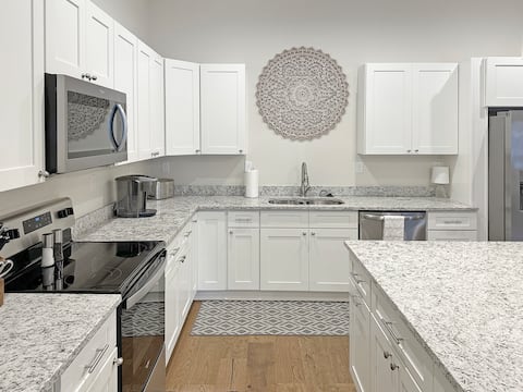 Historic Renovated Spacious 4-BD Townhome - Scenic