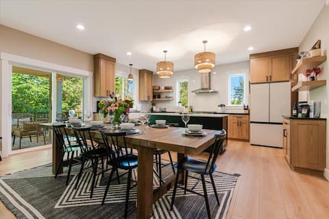 Spacious 6BR Newberg Home with Forest Views