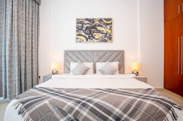 Მთავარი საძინებელი

- მაგიდის სანათები
- 4 ბალიში 
- კომოდი 
- საკიდები 
- დიდი გარდერობი 
- ფენი 
