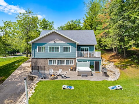 Marywood Cove - Luxury Family Cottage with Hot Tub