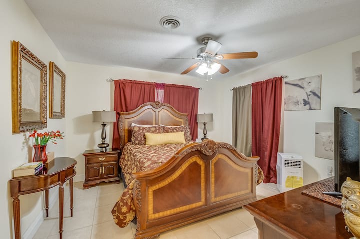 Dormitorio principal con cama y smart tv. 